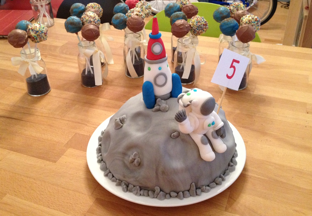 Weltraumtorte_Planeten-Cakepops